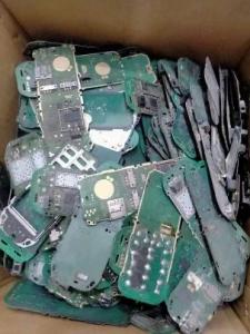 拆解后手機(jī)電路板